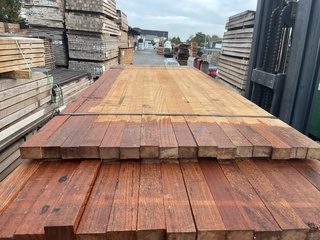 Ca. 208x Angelim Pedra regels fijnbezaagd, 40x60mm, lengte 16/240cm, 1